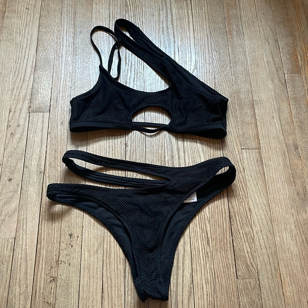 NWOT Fashion Nova cut out bikini size medium